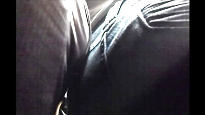 작은 가슴 십대는 새로운 친구를 만족시키고 집에 가기로 결정