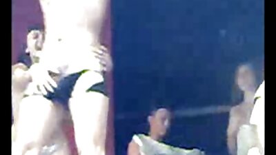 훌륭하게 통통한 아기 Sara Stone 앉아 에 a 형사 과 놀이기구