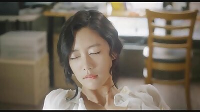 뜨거운 아시아는 남자가 그녀의 오프닝을 관통하도록 영감을줍니다.